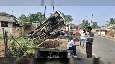 Giridih News :बेकाबू होकर पलटा आम लदा वाहन