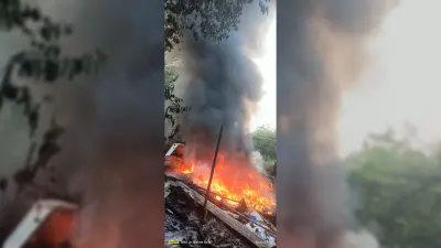Dhanbad News: कबाड़ी गोदाम में लगी आग, युवाओं की तत्परता से टली तबाही