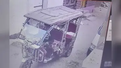 बौंसी थाना कॉलोनी में घर के बाहर खड़ा किया टोटो, एक घंटे बाद गायब, CCTV में कैद हुई चोरी की वारदात