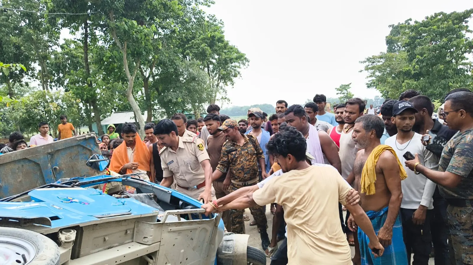 सड़क हादसे में एक की मौत, तीन घायल
