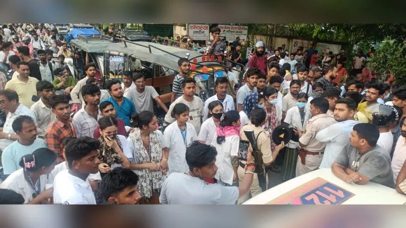 कुव्यवस्था के खिलाफ पारा मेडिकल प्रशिक्षण केन्द्र की छात्राओं का फूटा गुस्सा, एनएच किया जाम