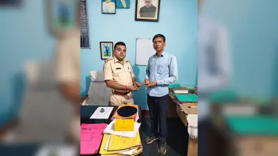 गुम हुए दो मोबाइल को बरामद कर पुलिस ने सौंपा