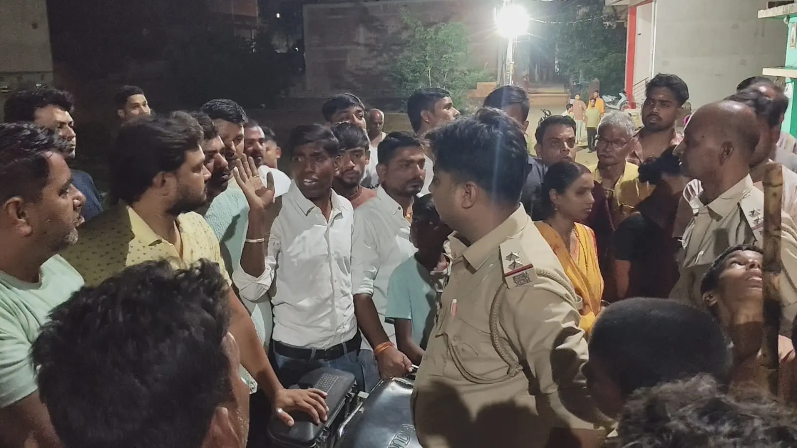 Giridih News :अस्पताल परिसर में गयी बॉल, तो खेल रहे बच्चों को डॉक्टर ने दौड़ाया, छात्र को बैट से पीटकर घायल किया