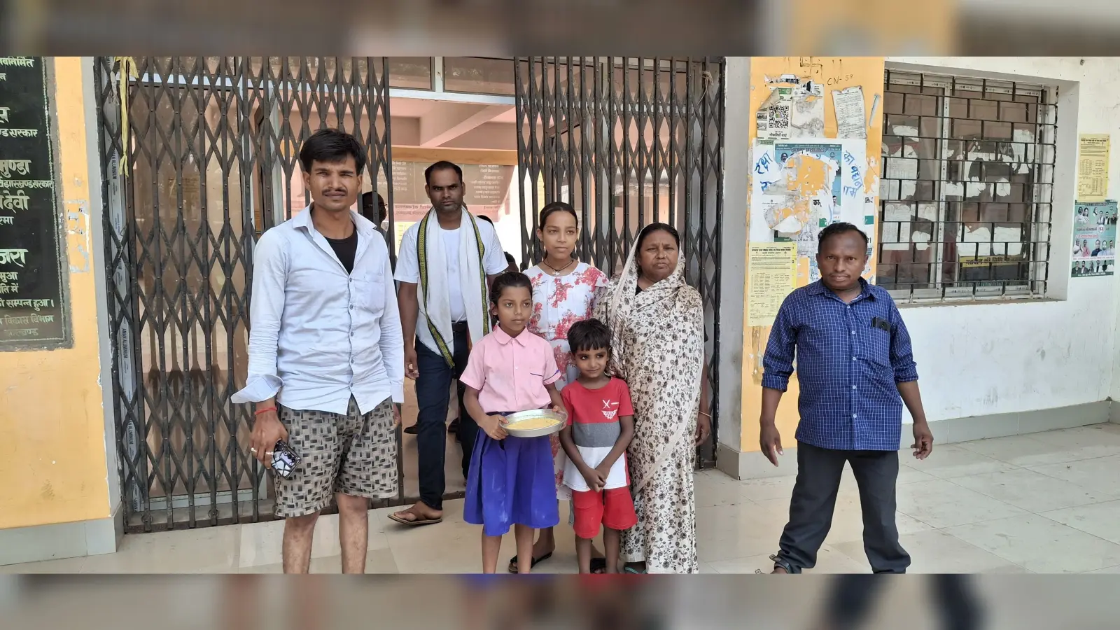 Giridih News :आंगनबाड़ी केंद्र के भोजन में मिला कीड़ा, शिकायत ले पहुंचे बच्चे को प्रखंड मुख्यालय में नहीं मिले अधिकारी