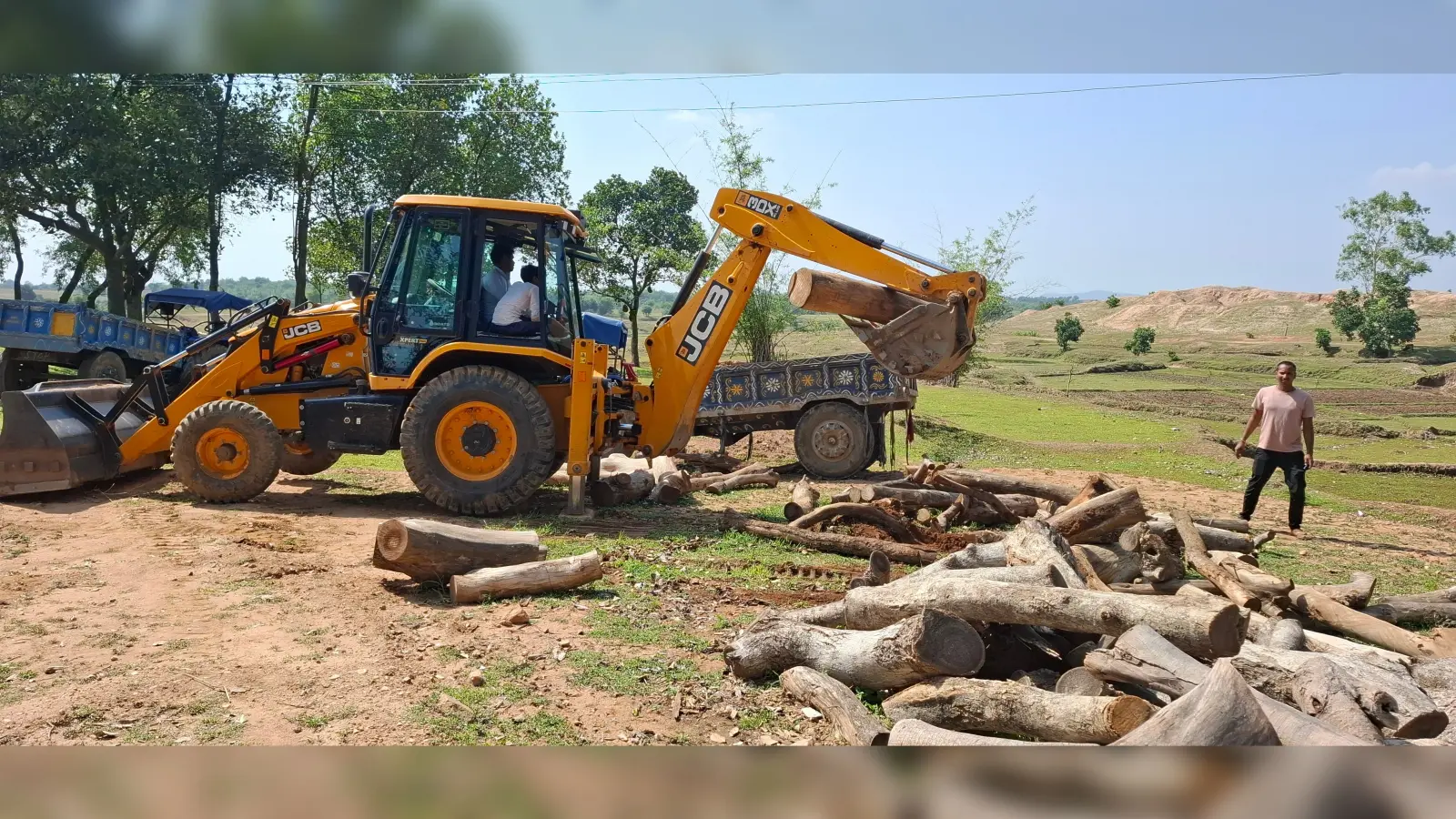 Giridih News :वन विभाग ने बरजोडीह में अवैध आरा मिल को ध्वस्त किया