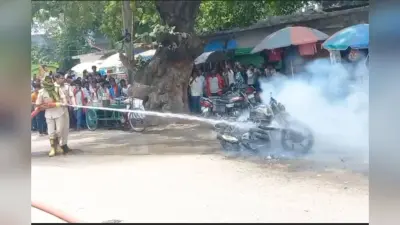 जमुई के कचहरी चौक पर अचानक धू-धू कर जली बाइक, दमकल की तत्परता से टला बड़ा हादसा