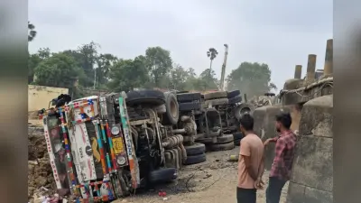 बौंसी में झपकी लगते ही पुल की रेलिंग तोड़ नीचे जा गिरा गिट्टी लदा ट्रक, चालक की बाल-बाल बची जान