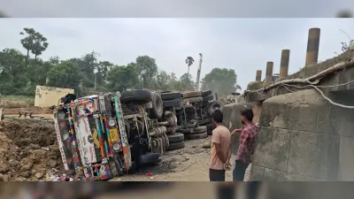 झपकी बनी हादसे की वजह : सुखनियां पुल की रेलिंग तोड़ नीचे गिरी गिट्टी लदी ट्रक