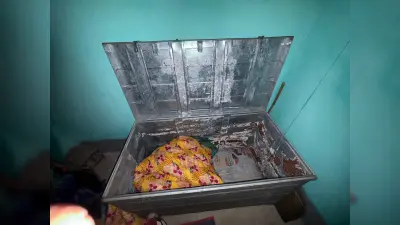 चोरों ने एक रात में दो घरों से 13 लाख से अधिक की संपत्ति उड़ाई