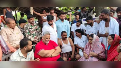 मृतक चालक के परिजनों से मिले सांसद, हरसंभव सहायता का दिया भरोसा