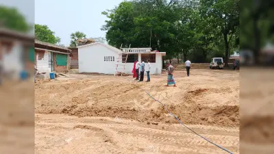 .बीडीओ ने आंगनबाड़ी केंद्र का किया निरीक्षण, गड्ढा भरवाने का दिया निर्देश