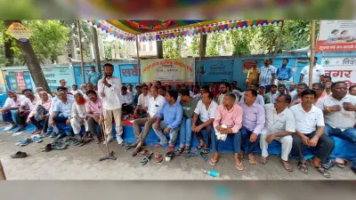 प्रारंभिक शिक्षक संघ ने 27 सूत्री मांगों के समर्थन में समाहरणालय पर दिया धरना