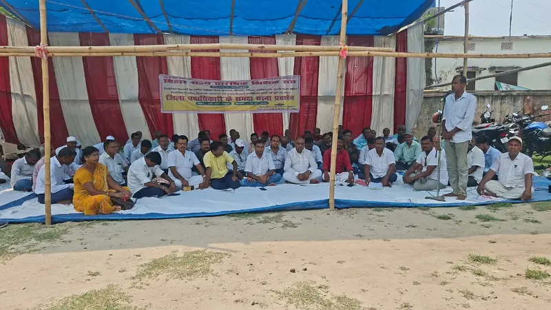 प्रोन्नति, स्थानांतरण व वेतन भुगतान की मांग को लेकर शिक्षकों ने दिया धरना