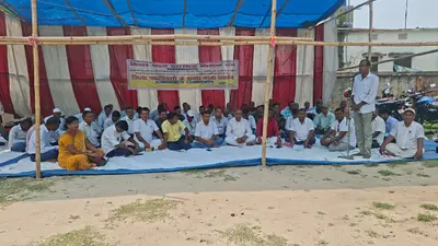 प्रोन्नति, स्थानांतरण व वेतन भुगतान की मांग को लेकर शिक्षकों ने दिया धरना