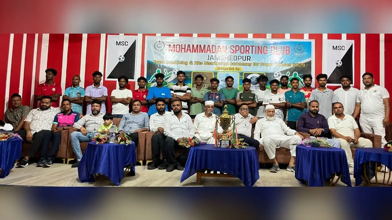 Mohamddan sporting: मोहम्मडन स्पोर्टिंग क्लब के खिलाड़ियों को मिली खेल किट