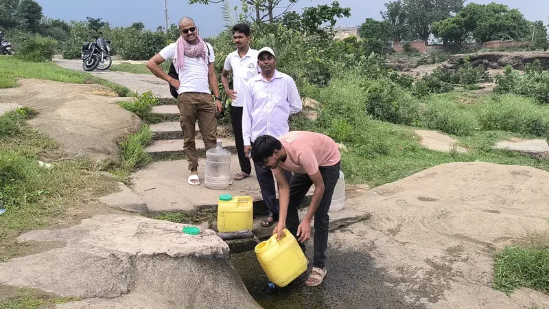 Giridih News :औषधीय गुणों ने आकर्षण का केंद्र बनाया बदडीहा झरना को