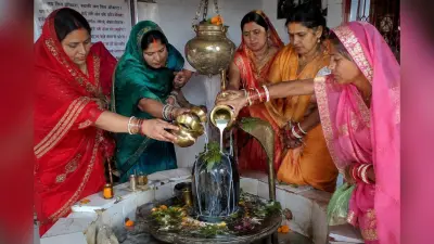 बांका के मंदिरों में गूंजे जयकारे, महाआरती में उमड़ी श्रद्धालुओं की भीड़
