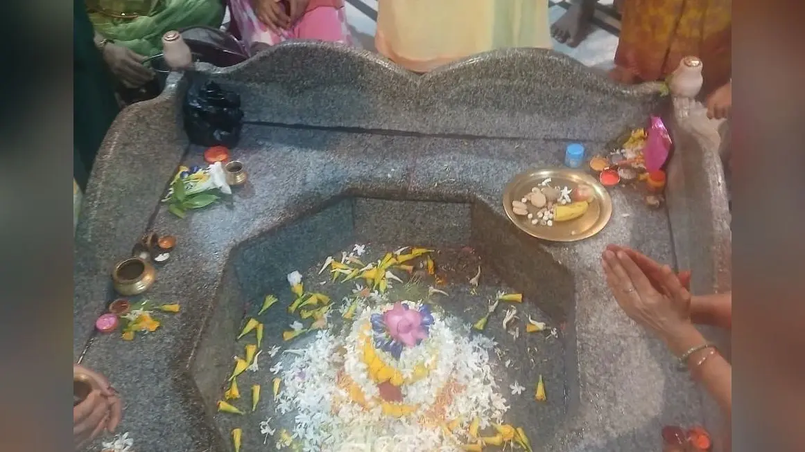 बाबा बूढ़ानाथ मंदिर में हुई सरकारी पूजा, पट खुलते ही उमड़ी श्रद्धालुओं की भीड़