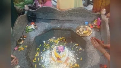 बाबा बूढ़ानाथ मंदिर में हुई सरकारी पूजा, पट खुलते ही उमड़ी श्रद्धालुओं की भीड़