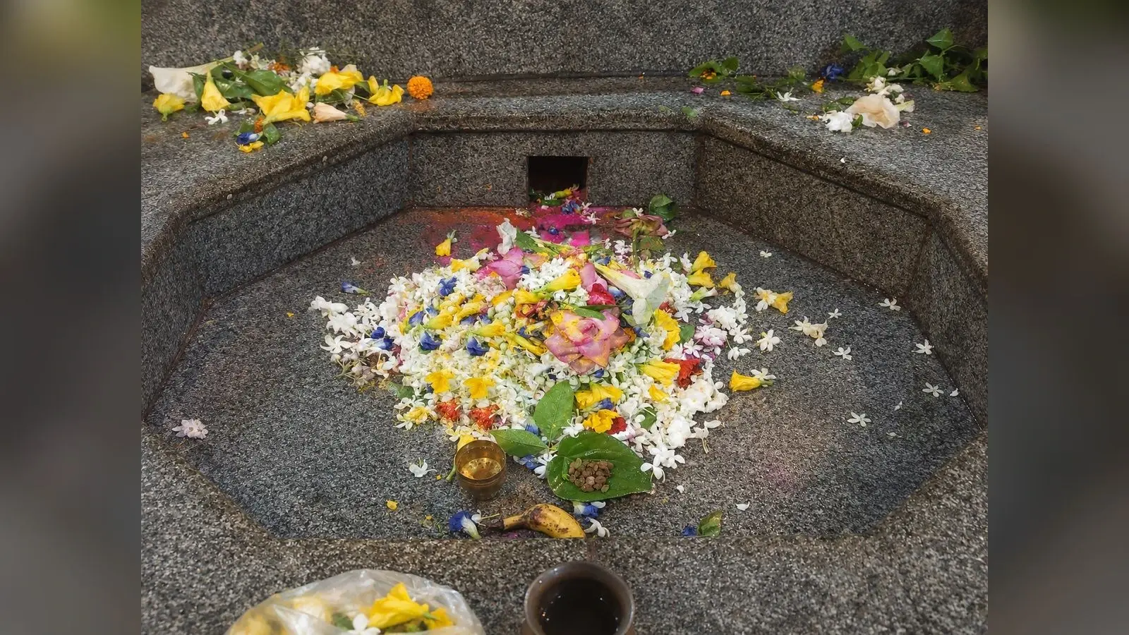 सरकारी पूजा के बाद खुला बाबा बूढ़ानाथ मंदिर का पट, शिवभक्तों ने किया जलाभिषेक