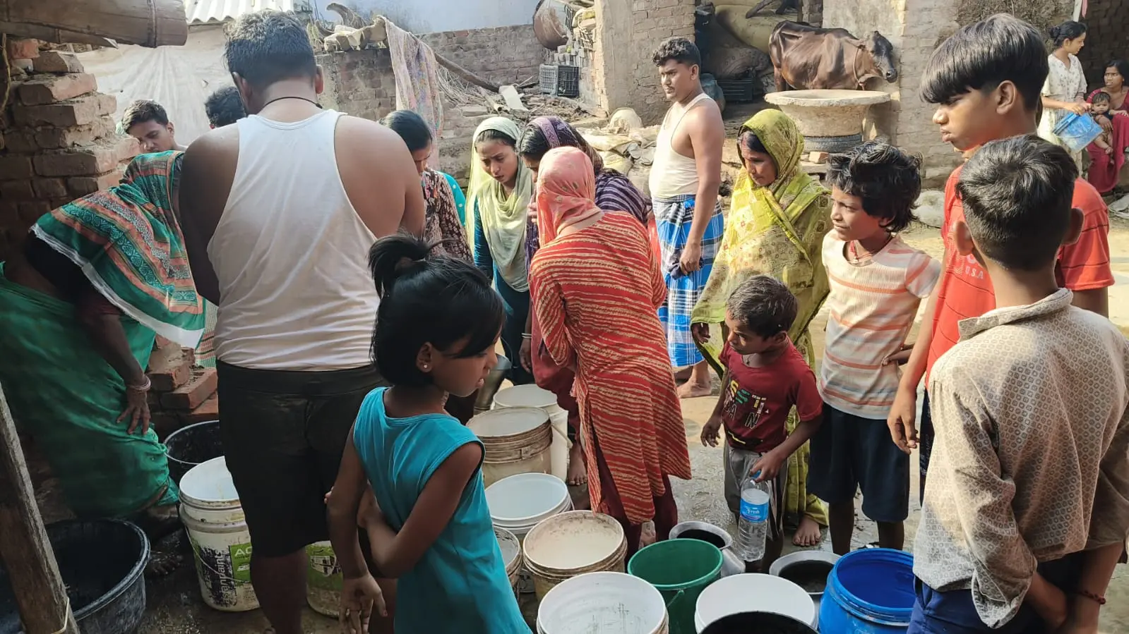 धनौरा पंचायत के पांच सौ घरों में तीन दिनों से पेयजल संकट, ग्रामीण परेशान