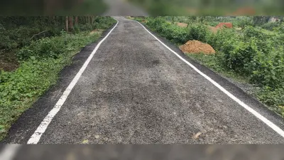 निर्माण के बाद ही सड़क की पिच उखड़ने लगी, ग्रामीणों में भारी आक्रोश