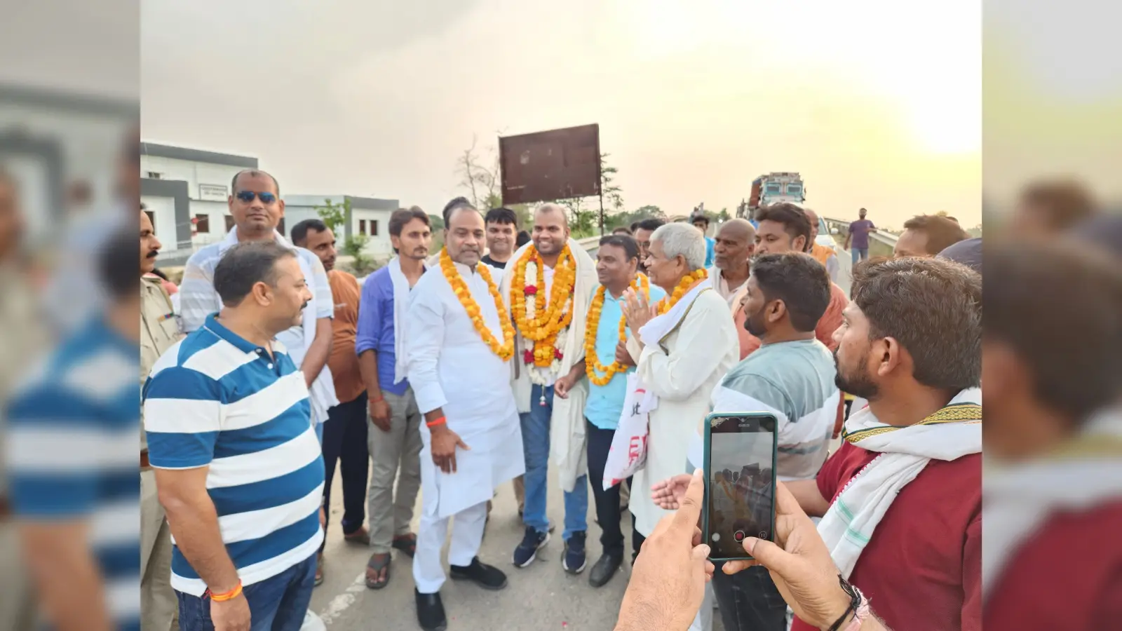 70वीं BPSC पास कर RDO बने प्रवीण शर्मा का भव्य स्वागत, कैमूर में बेटे की सफलता पर गांव में जश्न