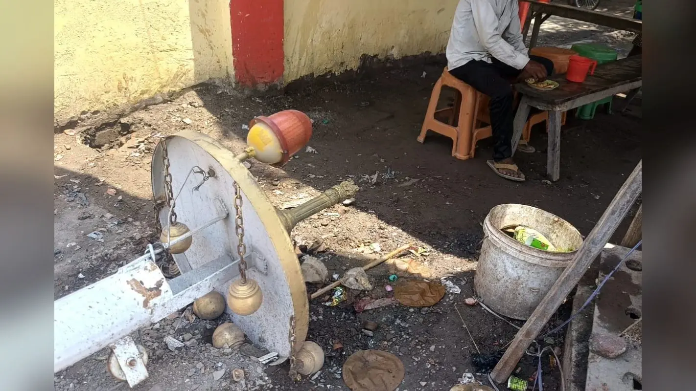 छपरा जंक्शन पर कचरे के बीच पड़ा मिला अशोक स्तंभ युक्त ध्वज, रेल प्रशासन की लापरवाही पर उठे सवाल
