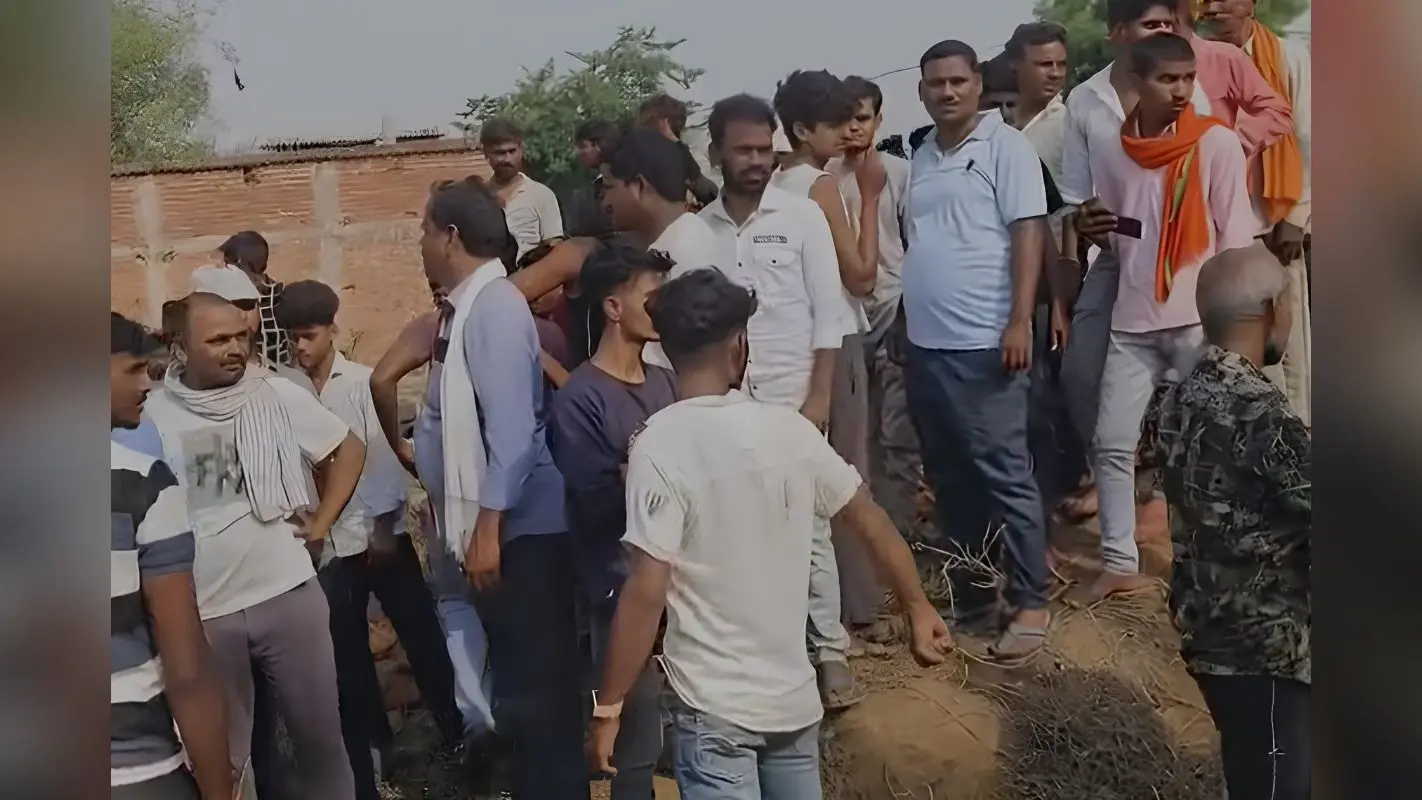 गढ़वा में हाई वोल्टेज ड्रामा: प्रेम प्रसंग में टावर पर चढ़ा युवक, घंटों चला मनाने का प्रयास