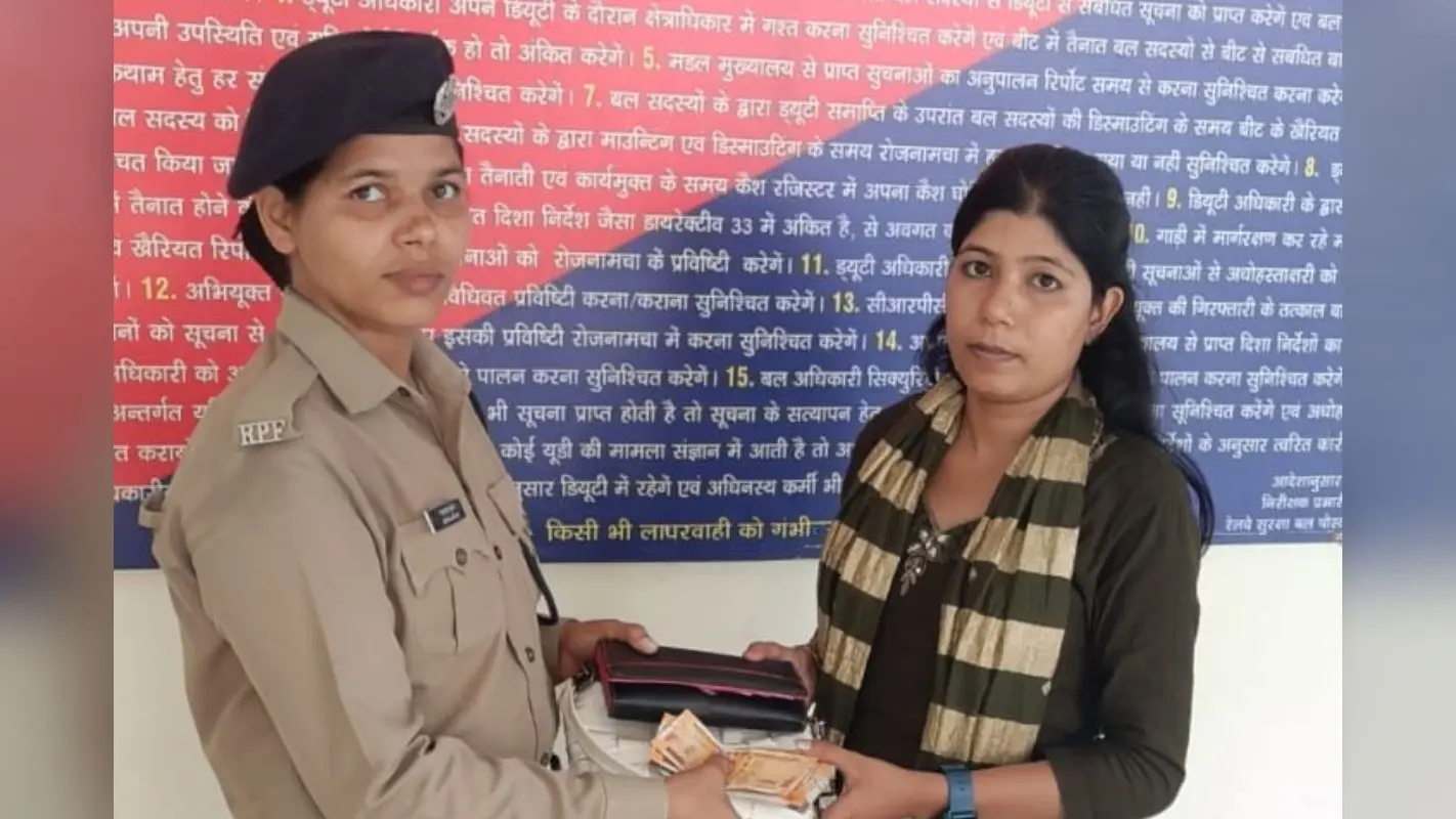 ट्रेन में छूट गया था नकदी और दस्तावेजों से भरा बैग, आरपीएफ गया ने खोजकर यात्री को लौटाया