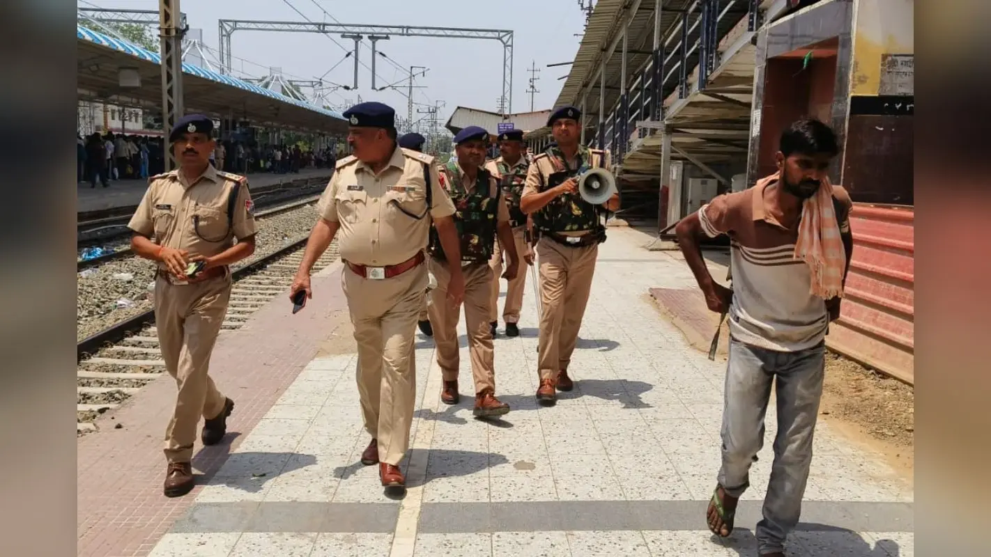 गया जंक्शन पर सिपाही भर्ती परीक्षा को लेकर भारी भीड़, स्टेशन पर अलर्ट मोड में दिखी पुलिस
