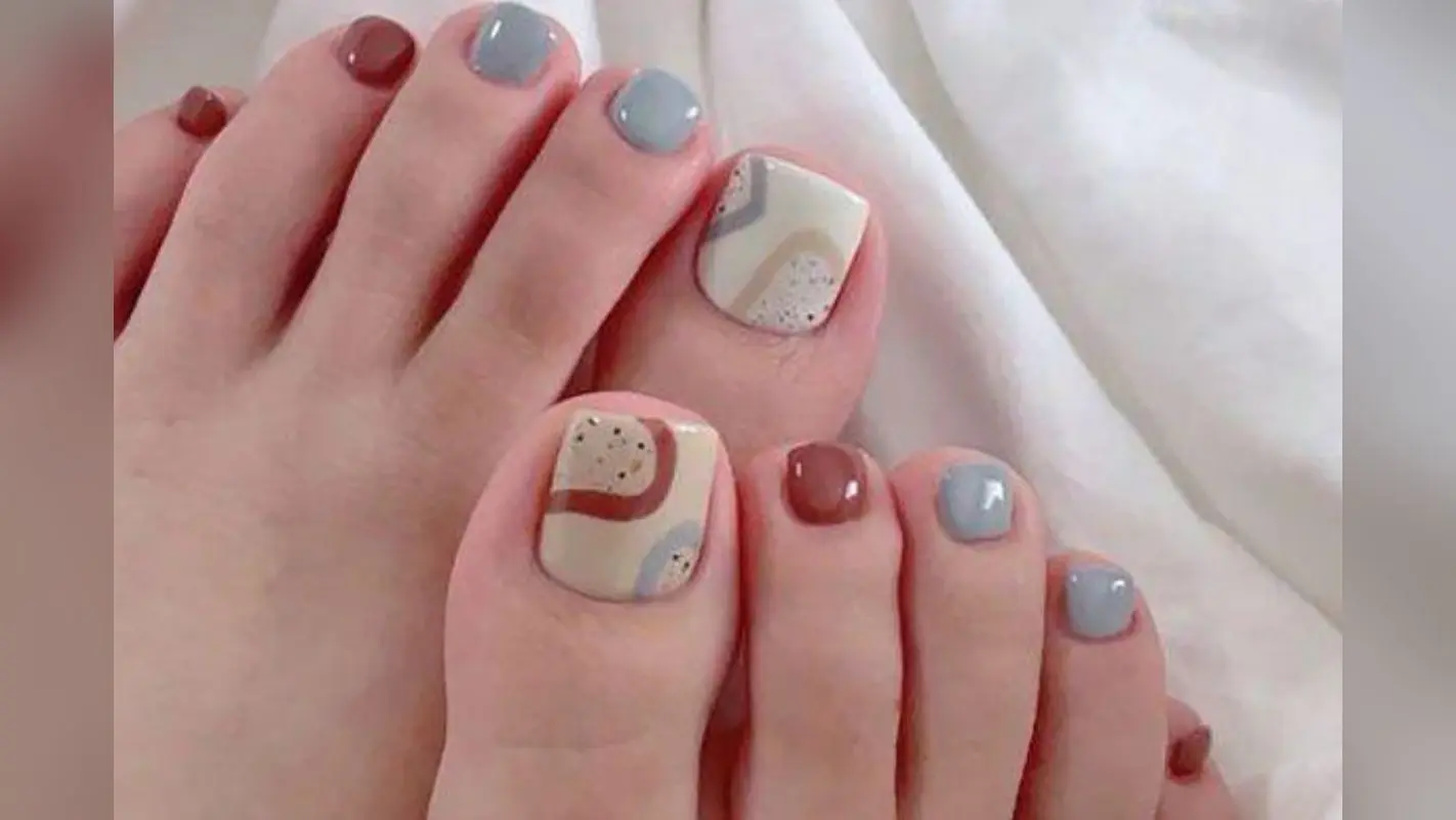 पैरों की खूबसूरती बढ़ा देंगे ये Nail Paint Colors, Gen Z गर्ल्स जरूर करें ट्राई
