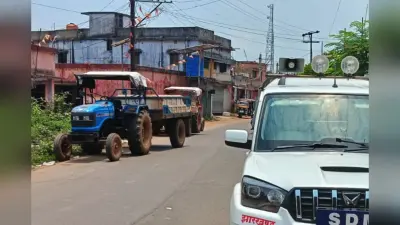 पांच मिनट में घाटशिला एसडीओ ने पकड़े दो अवैध बालू लदे ट्रैक्टर, पुलिस को सौंपा