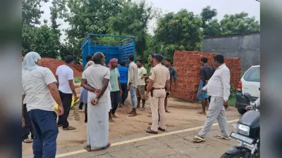 गोपालगंज में आकाशीय बिजली का कहर: खेत में काम कर रहे बुजुर्ग की मौत, दो मासूम नाती गंभीर रूप से झुलसे