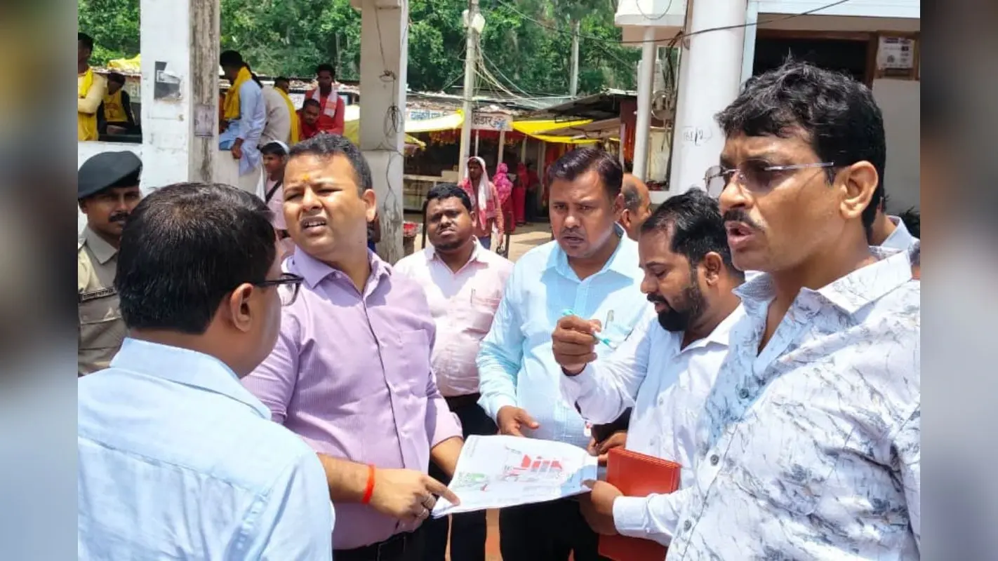 बिहार के प्रसिद्ध थावे मंदिर में बढ़ेंगी श्रद्धालुओं की सुविधाएं, 113 दुकानों के आवंटन की तैयारी, डीएम ने किया निरीक्षण