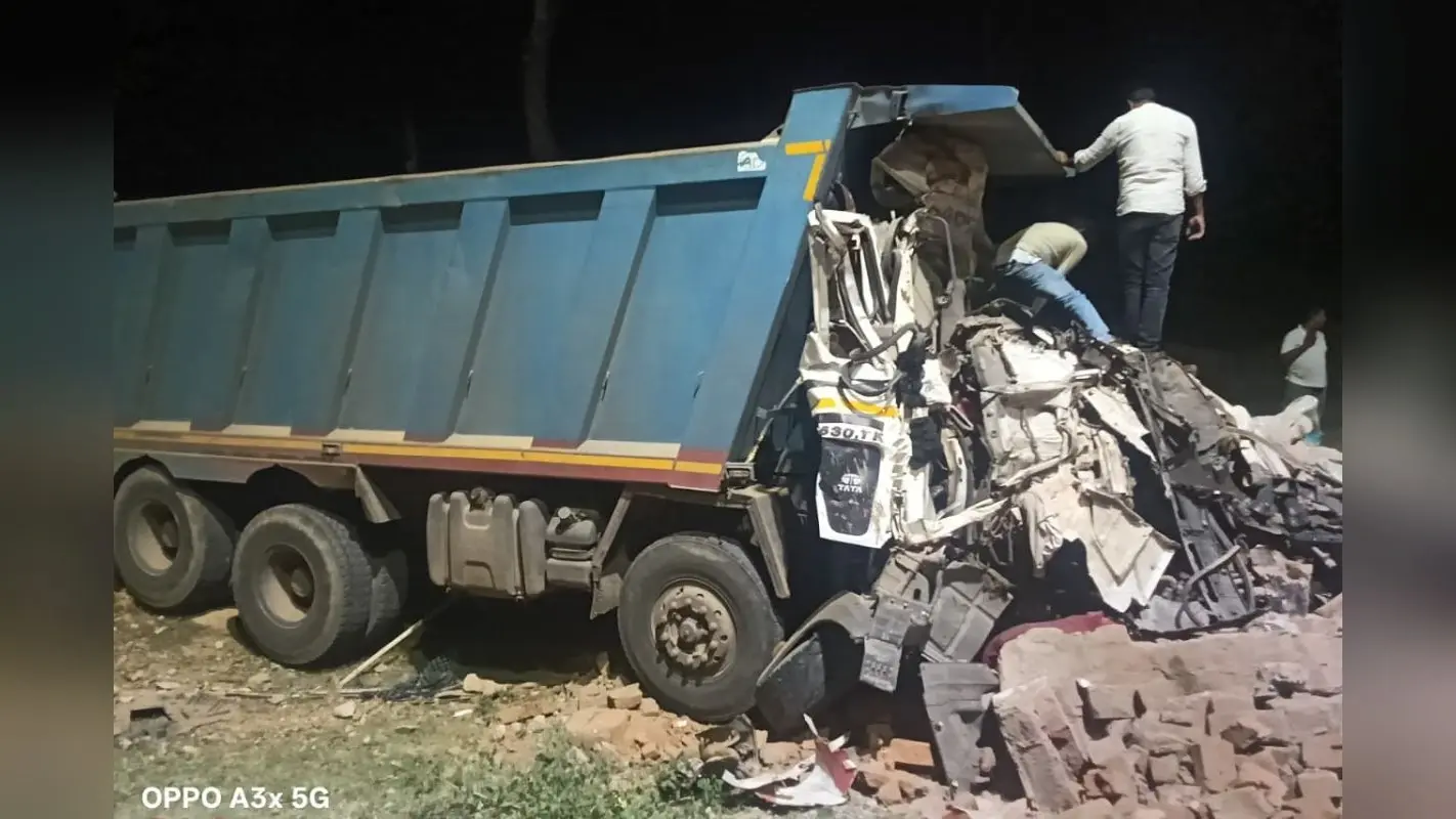 गुमला में भारी बवाल, सिसई में बेकाबू हाइवा ने देवी मंडप मंदिर को किया ध्वस्त, गुस्से में ग्रामीणों ने घेरा वाहन