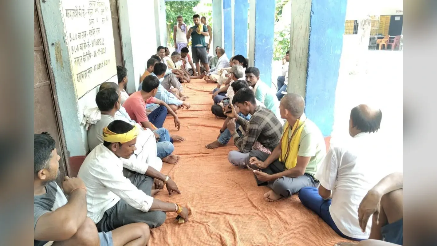 हाजीपुर में जेसीबी से सड़क उखाड़ने के मामले पर बुलाई गई महापंचायत, मुखिया ने की अध्यक्षता