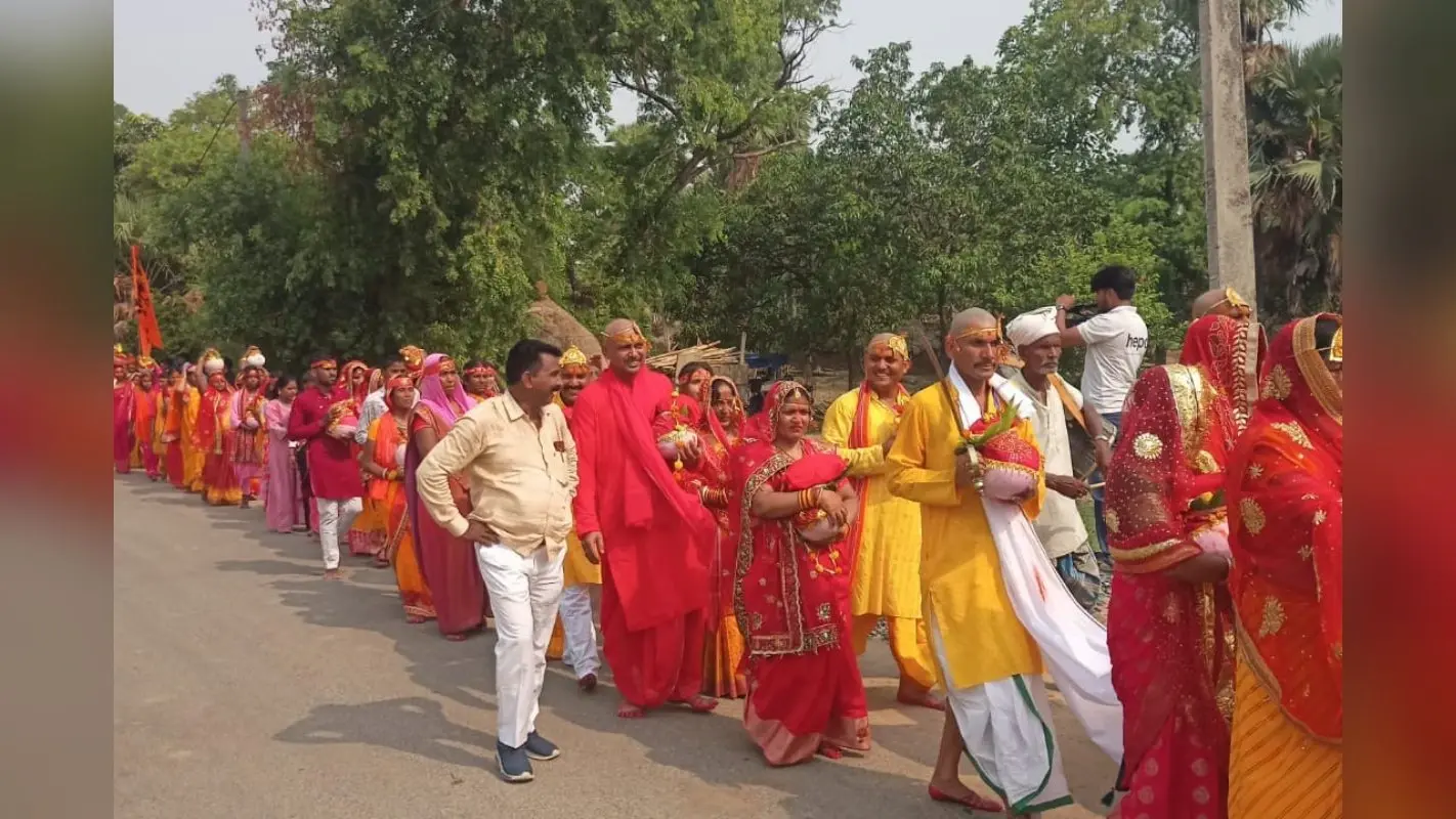 गया जी में सिर पर कलश लेकर निकलीं सैकड़ों महिलाएं, भव्य कलश यात्रा के साथ हनुमत महायज्ञ शुरू
