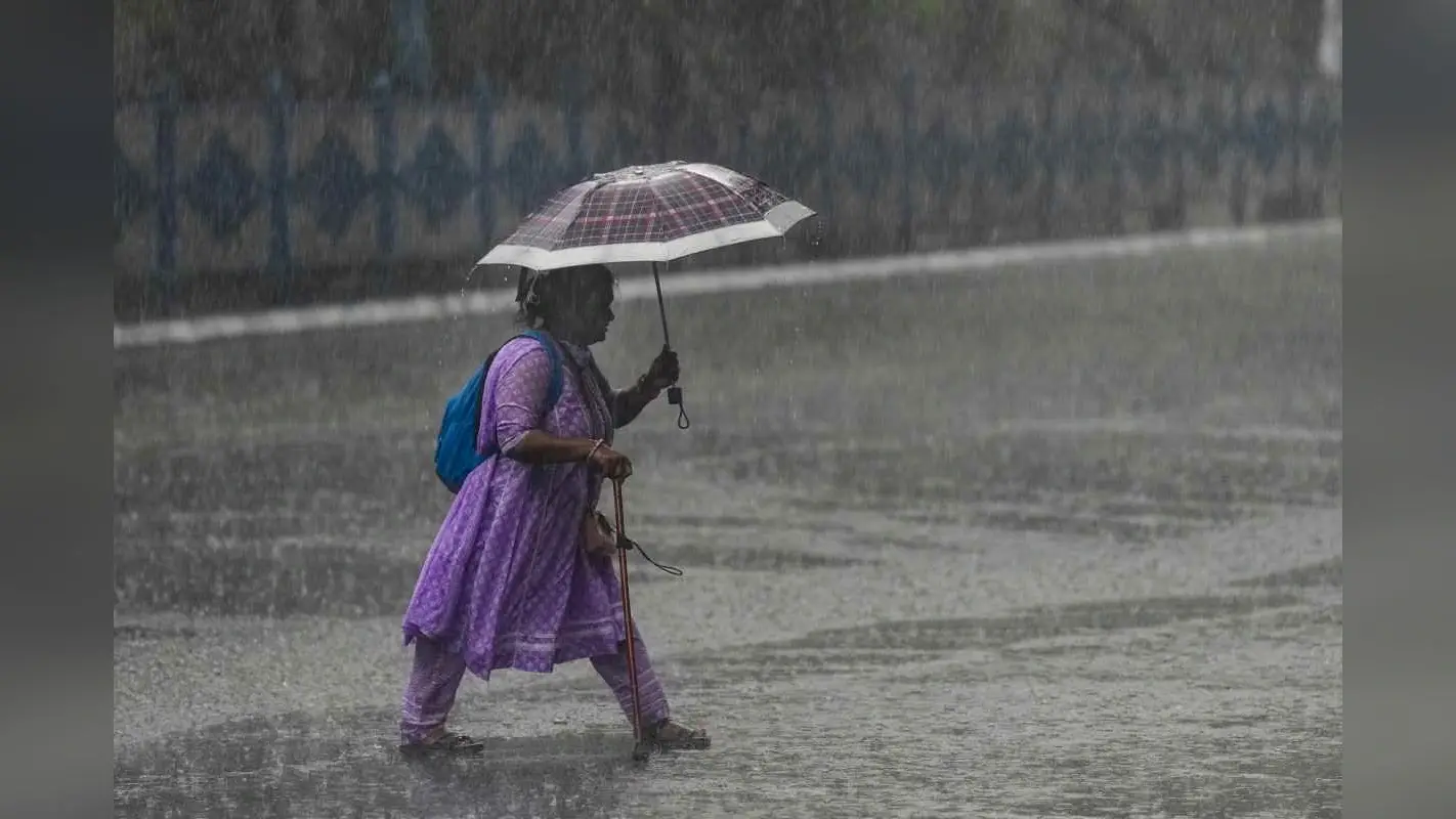 गर्मी के बीच बारिश के आसार, गरज-चमक और तेज हवा का अलर्ट