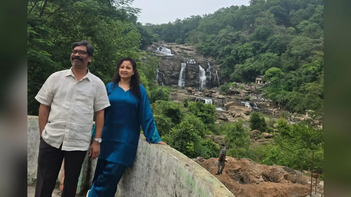 खुद कार चलाकर जोन्हा फॉल पहुंचे हेमंत सोरेन, पत्नी संग लिया प्रकृति का आनंद
