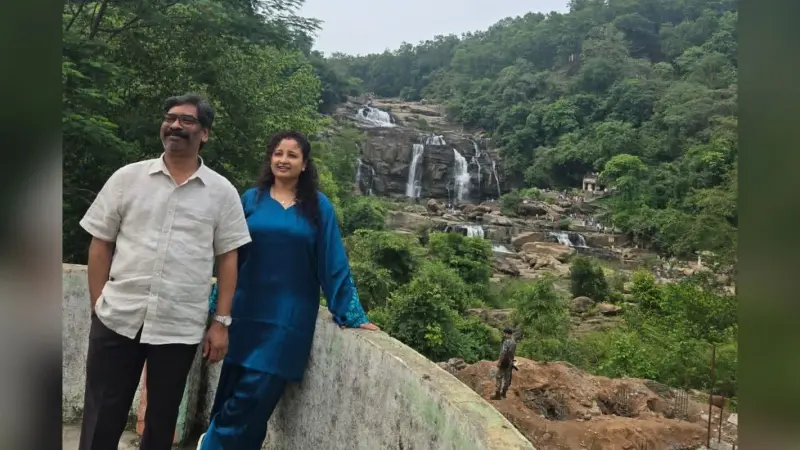 खुद कार चलाकर जोन्हा फॉल पहुंचे हेमंत सोरेन, पत्नी संग लिया प्रकृति का आनंद 