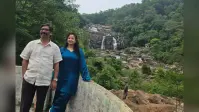 खुद कार चलाकर जोन्हा फॉल पहुंचे हेमंत सोरेन, पत्नी संग लिया प्रकृति का आनंद 