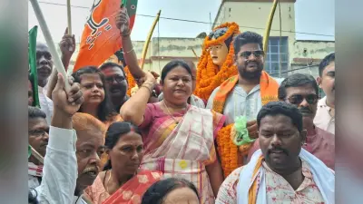 हूल दिवस पर दुमका में शहीदों को श्रद्धांजलि, बसंत सोरेन और सीता सोरेन समेत कई लोगों ने किया माल्यार्पण