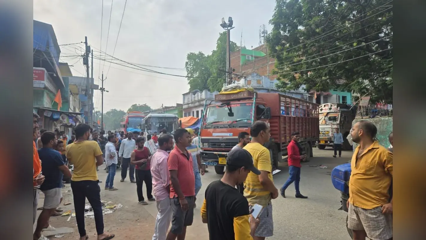 गया जी: इमामगंज में दो रातों से बिजली गुल, भीषण गर्मी में फूटा लोगों का गुस्सा, सड़क जाम कर किया प्रदर्शन