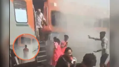 Video: इंदौर-जोधपुर रणथंभौर एक्सप्रेस से अचानक निकलने लगा धुआं, मची अफरा-तफरी