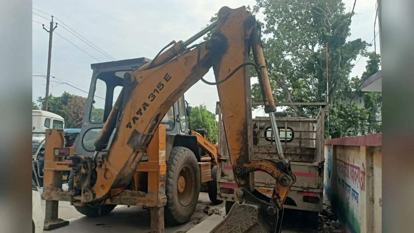 जेसीबी से खुदाई के दौरान हुआ बड़ा नुकसान, बिजली विभाग को 1.50 लाख की चपत