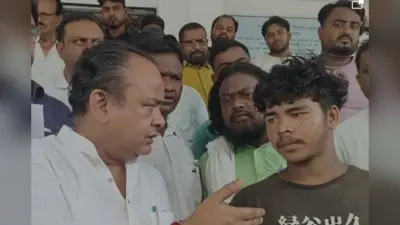 मंत्री बताते रहे ‘दुर्घटना’, जामताड़ा में पीड़ित बेटे ने सबके सामने खोल दी स्वास्थ्य व्यवस्था की पोल, मचा बवाल