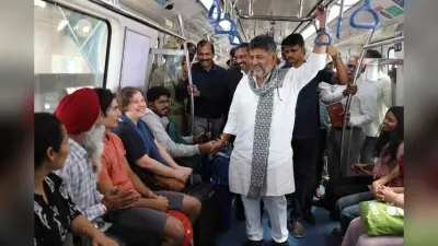 Video: मेट्रो में दिखे सीएम शिवकुमार, भीड़ के बीच संभलकर रखते रहे कदम