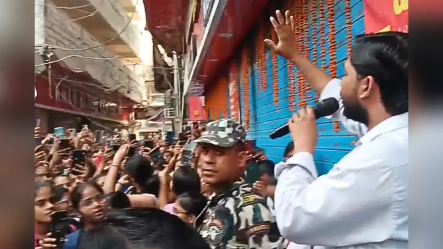 हमले के बाद खान सर की कोचिंग बंद, बड़ी संख्या में पहुंचे छात्रों ने लगाए जिंदाबाद के नारे