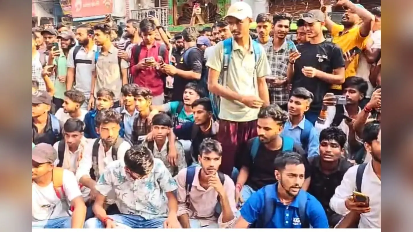 पटना में खान सर की कोचिंग के बाहर सड़क पर बैठे छात्र, बोले- जब तक सर को सुरक्षा नहीं मिलेगी, नहीं हटेंगे